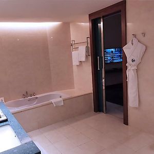 Großzügiges Zimmer mit Kingsize-Bett